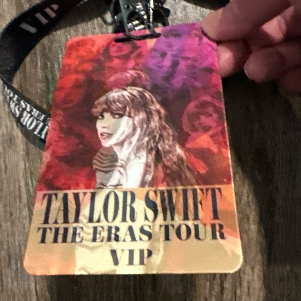 Taylor Swift VIP Pass Bundle - Picture 3 of 9